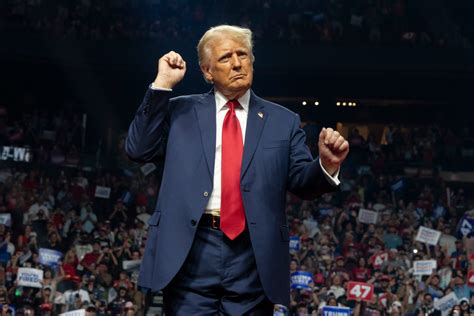 forum golf|Trump aides desperately trying to stop him golfing and focus on .